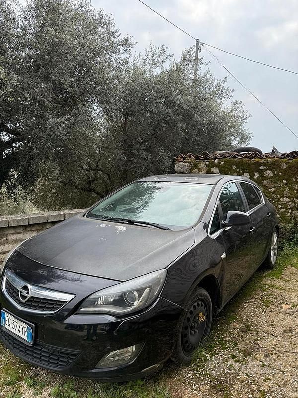 Usata Opel Astra 115 CV (84 kW) 2011 Nero Berlina