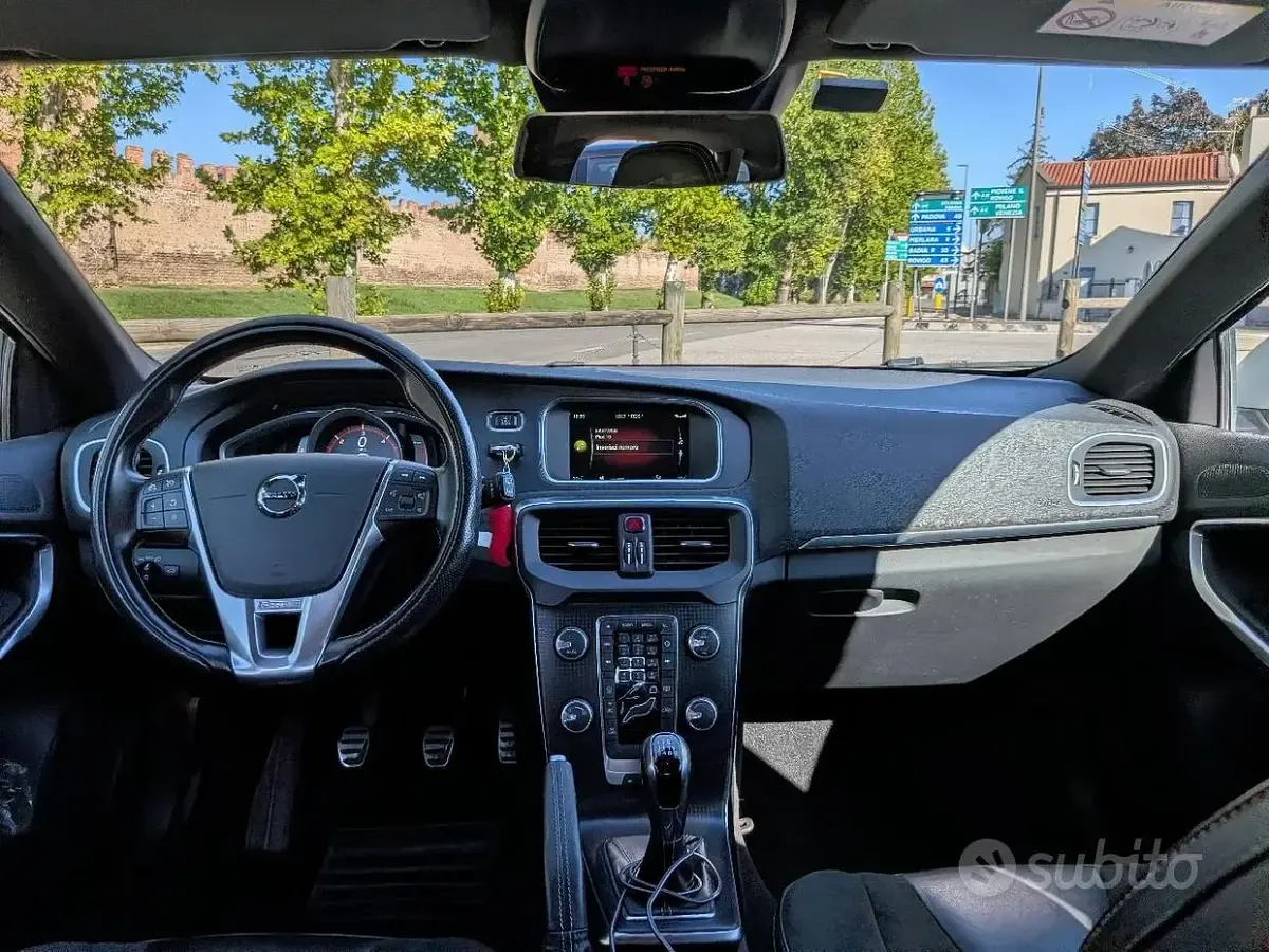 Usata Volvo V40 R-Design 120 CV (88 kW) 2017 Grigio Berlina