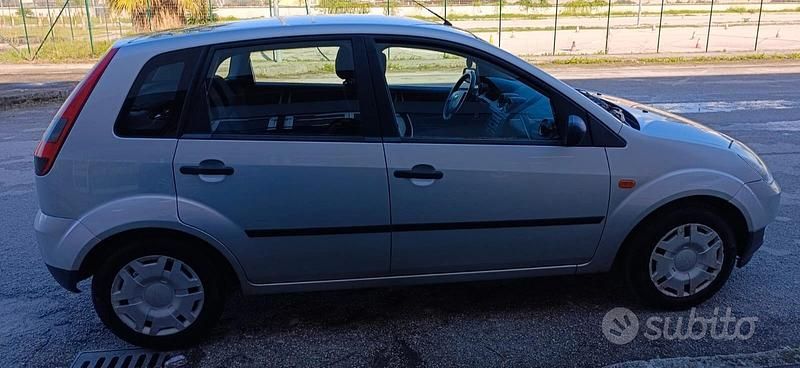 Usata Ford Fiesta 73 CV (53 kW) 2004 Grigio Utilitaria