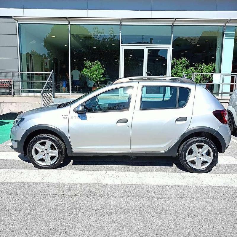 Usata Dacia Sandero Prestige 90 CV (66 kW) 2013 Argento Utilitaria