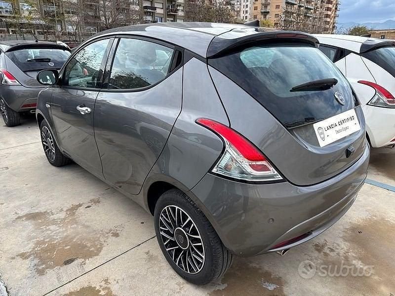 Usata Lancia Ypsilon 70 CV (51 kW) 2024 Grigio Utilitaria