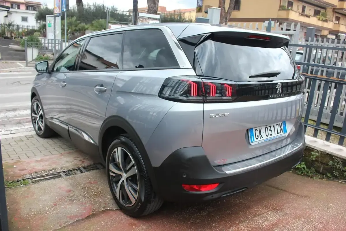 Usata Peugeot 5008 Allure 131 CV (96 kW) 2022 Bianco SUV