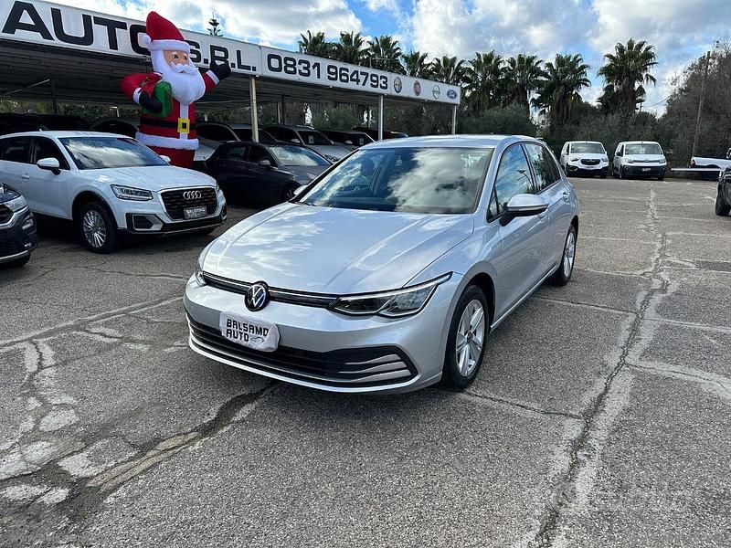 Argento Usata 2022 VW Golf VIII Style Tre volumi | 18.500 € (Buon prezzo) - Immagine 1/4