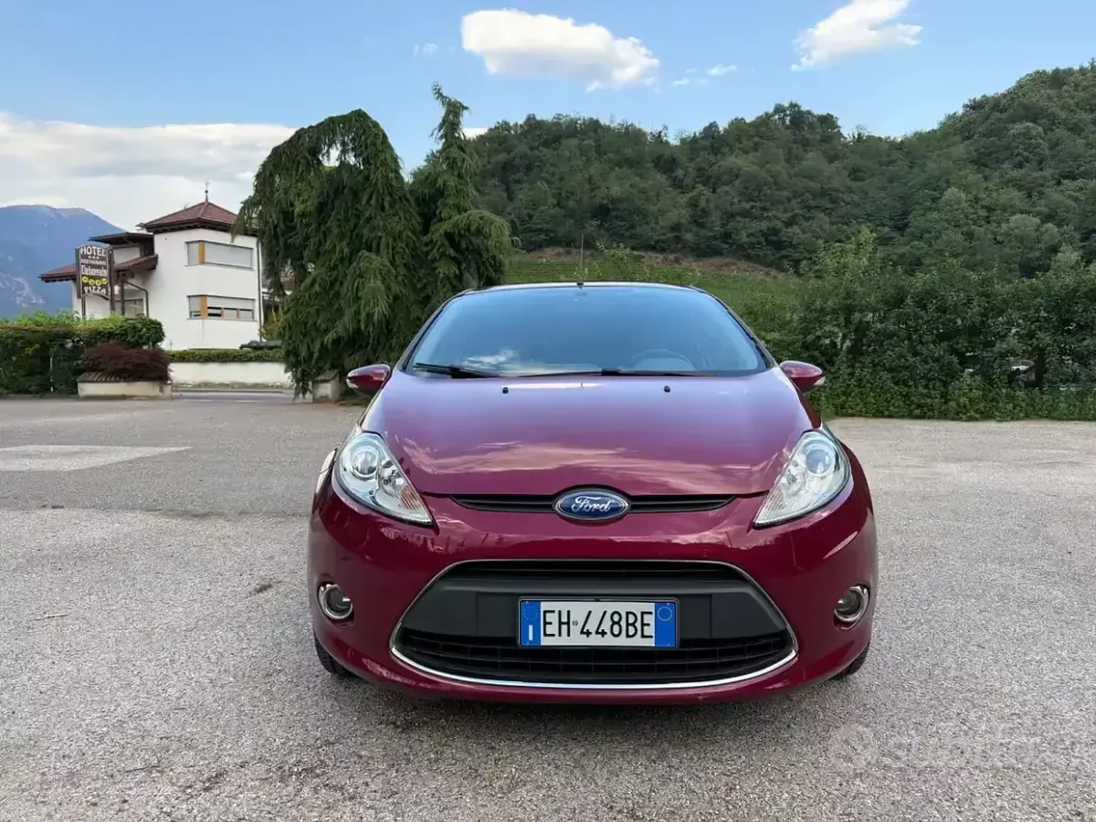 Usata Ford Fiesta Titanium 71 CV (52 kW) 2011 Rosso Berlina