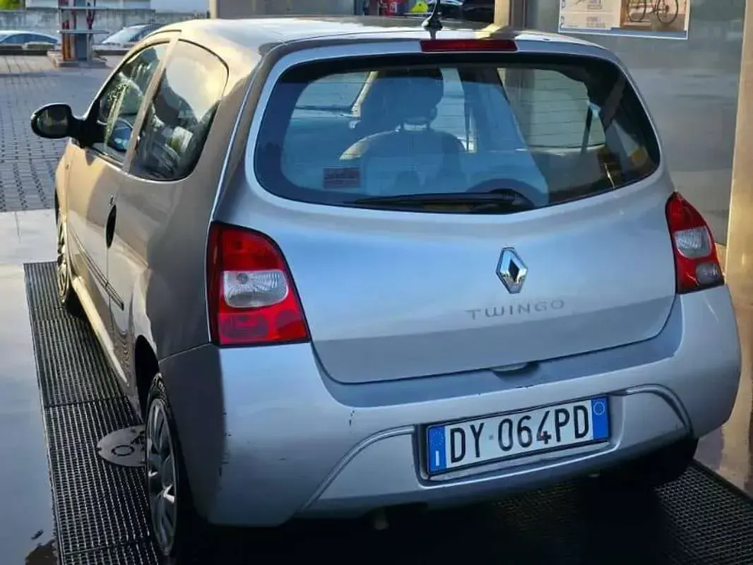 Usata Renault Twingo LE 75 CV (55 kW) 2009 Argento Utilitaria