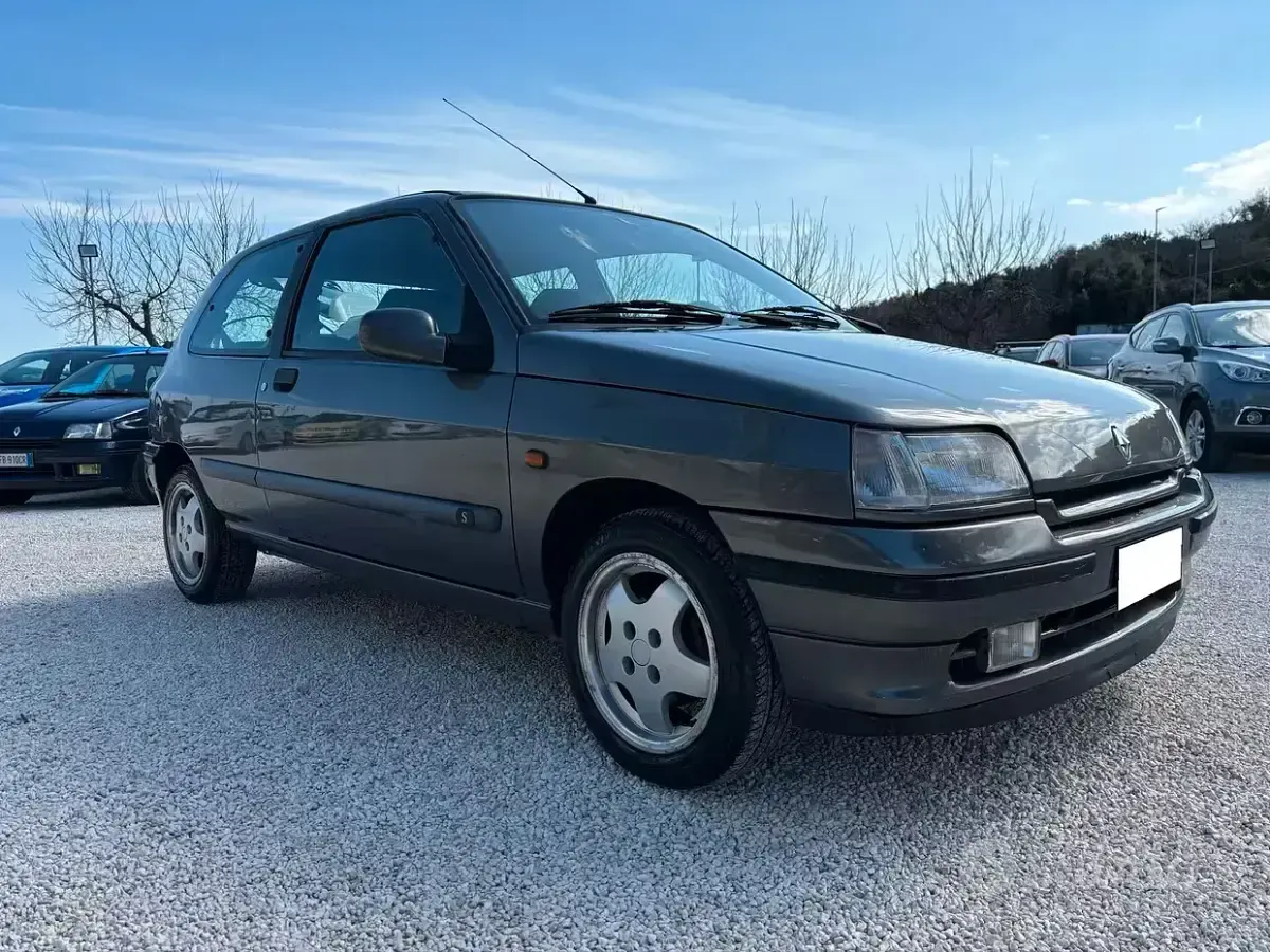 Usata Renault Clio 78 CV (57 kW) 1994 Grigio Utilitaria