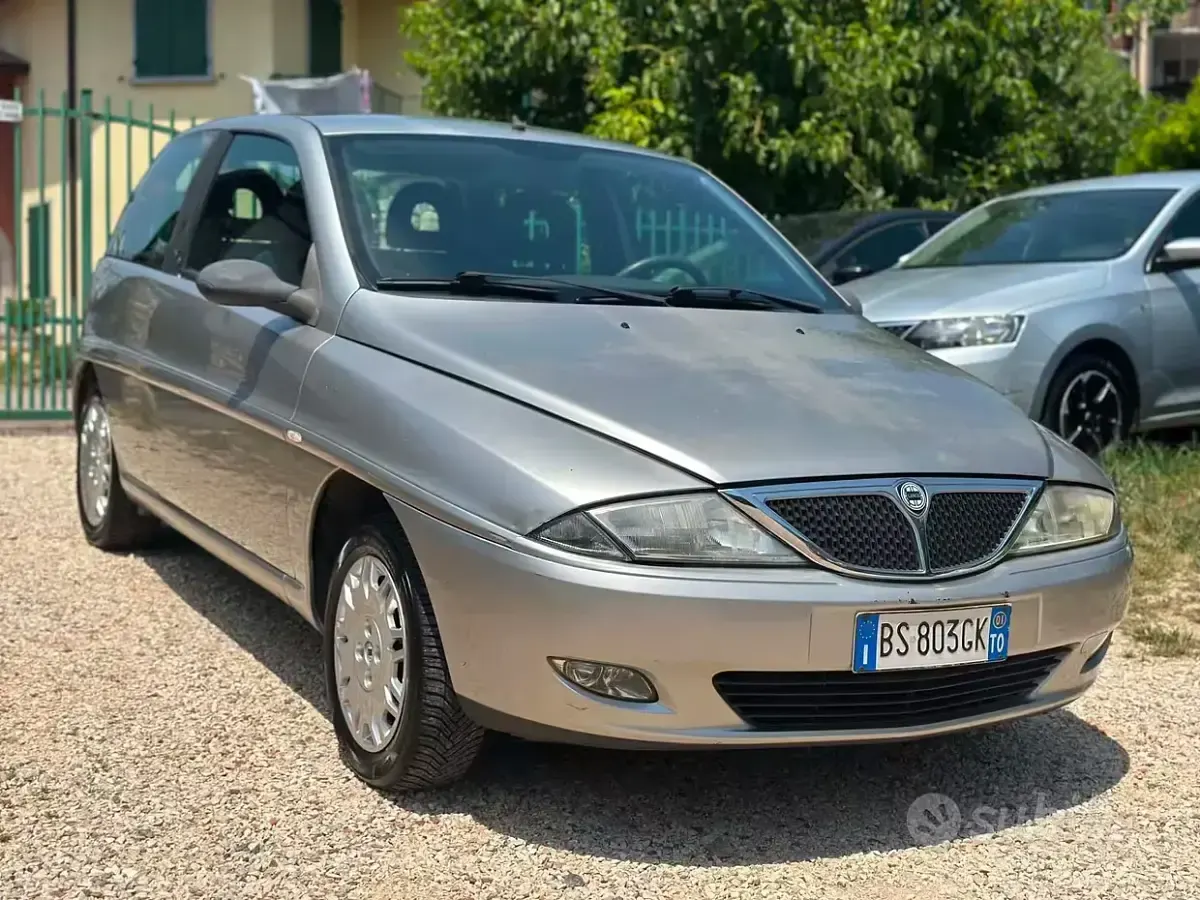 Usata Lancia Ypsilon 60 CV (44 kW) 2001 Grigio Utilitaria