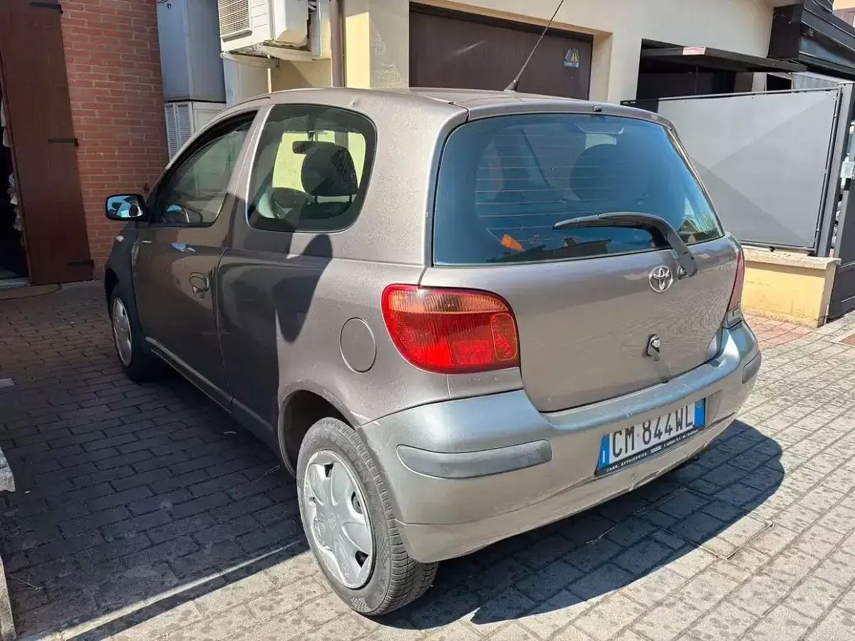 Usata Toyota Yaris 65 CV (47 kW) 2004 Grigio Berlina