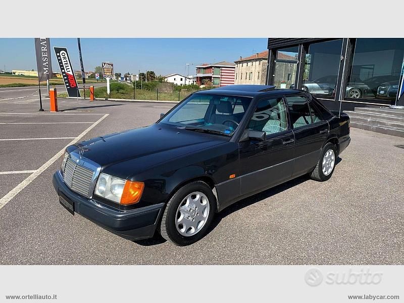 Usata Mercedes E200 122 CV (89 kW) 1991 Nero Berlina