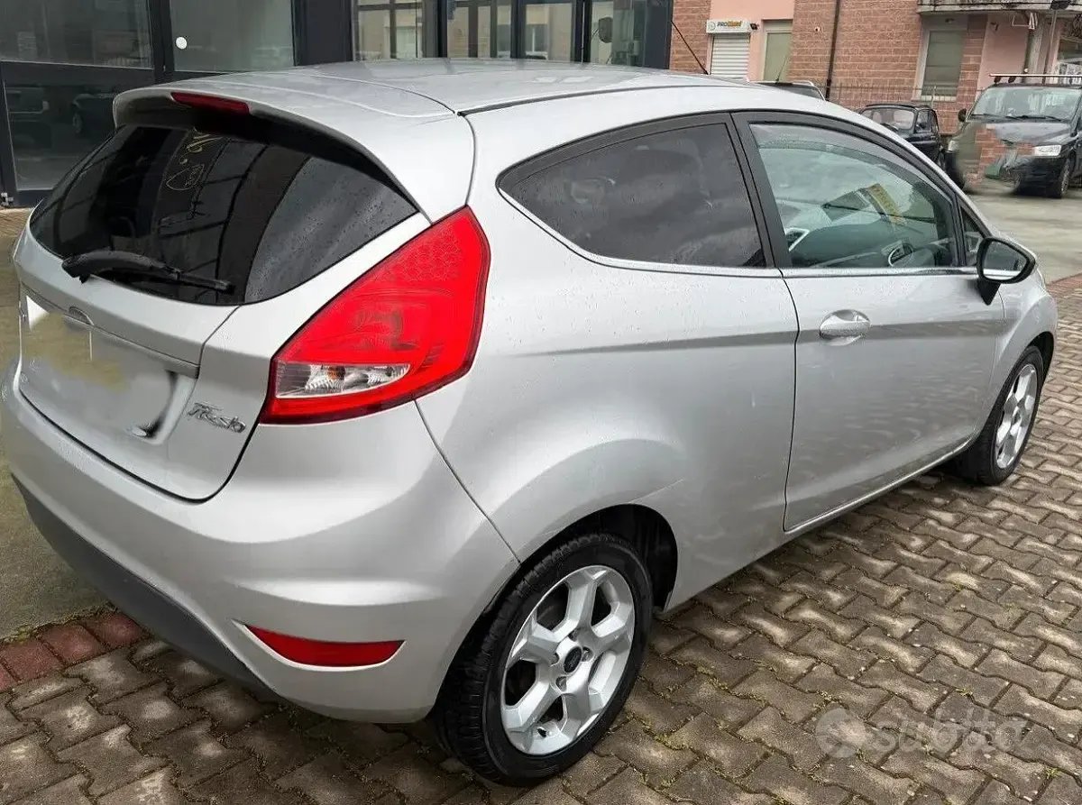 Gebraucht Ford Fiesta Titanium 68 PS (50 kW) 2010 Grau Limousine