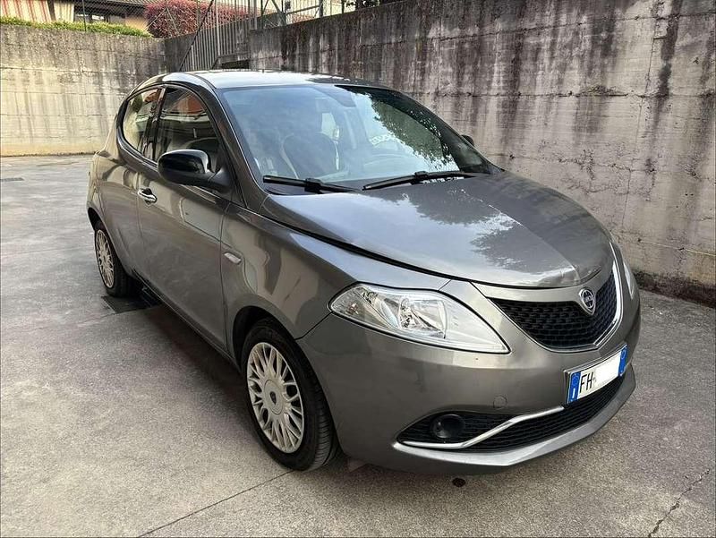 Usata Lancia Ypsilon Gold 95 CV (69 kW) 2017 Grigio Utilitaria