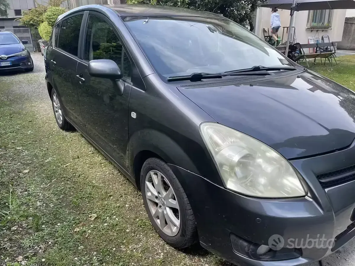 Usata Toyota Corolla Verso 177 CV (130 kW) 2008 Grigio Monovolume