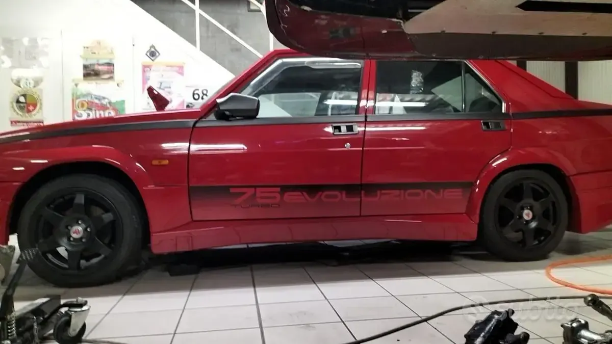 Usata Alfa Romeo 75 155 CV (114 kW) 1987 Rosso Berlina