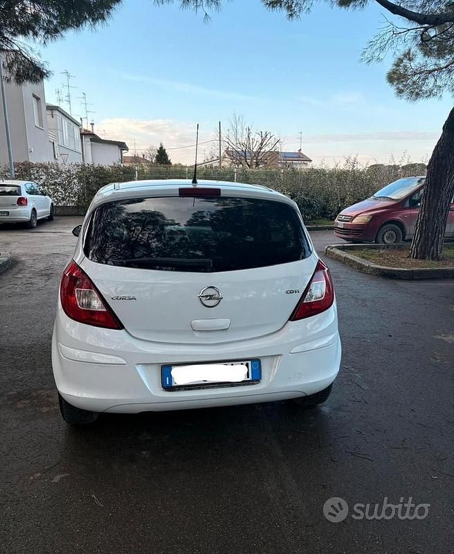 Usata Opel Corsa 75 CV (55 kW) 2011 Bianco Berlina