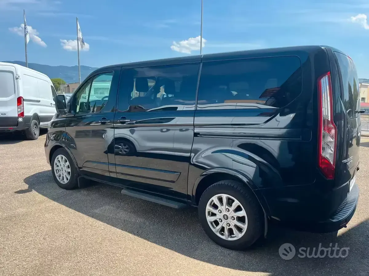Usata Ford Tourneo Titanium 131 CV (96 kW) 2022 Nero Monovolume