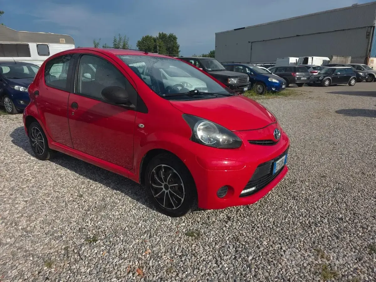 Usata Toyota Aygo Connect Style 68 CV (50 kW) 2013 Rosso Utilitaria