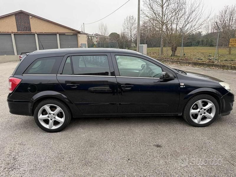 Usata Opel Astra Cosmo 125 CV (91 kW) 2008 Nero Station wagon