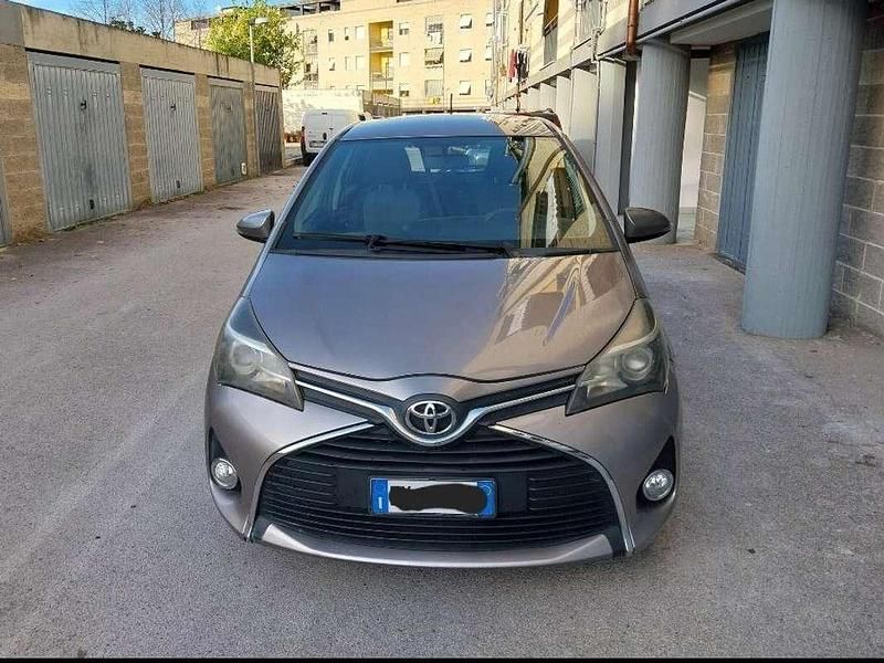 Usata Toyota Yaris Active 90 CV (66 kW) 2014 Grigio Berlina