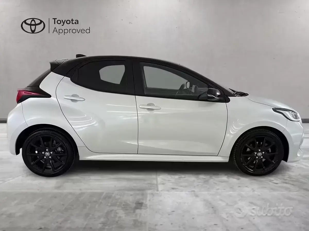 Usata Toyota Yaris Hybrid Style 92 CV (67 kW) 2022 Bianco Berlina