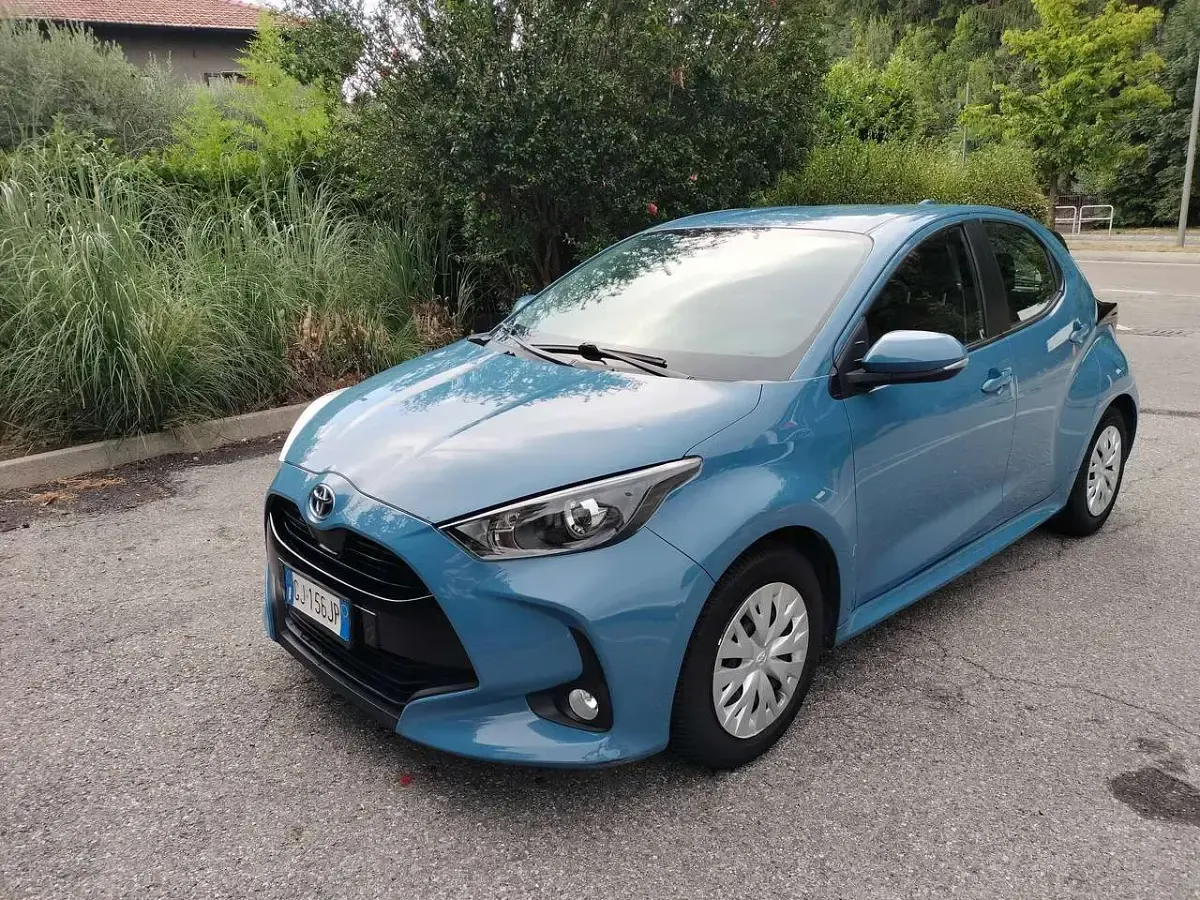 Usata Toyota Yaris Hybrid Business Edition 92 CV (67 kW) 2022 Blu/azzurro Berlina