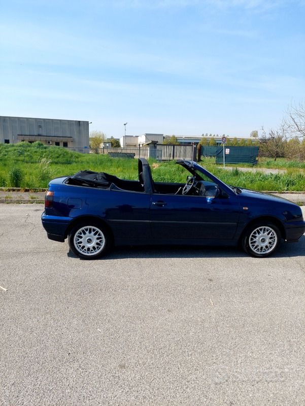 Usata VW Golf Cabriolet 101 CV (74 kW) 1996 Blu Cabrio