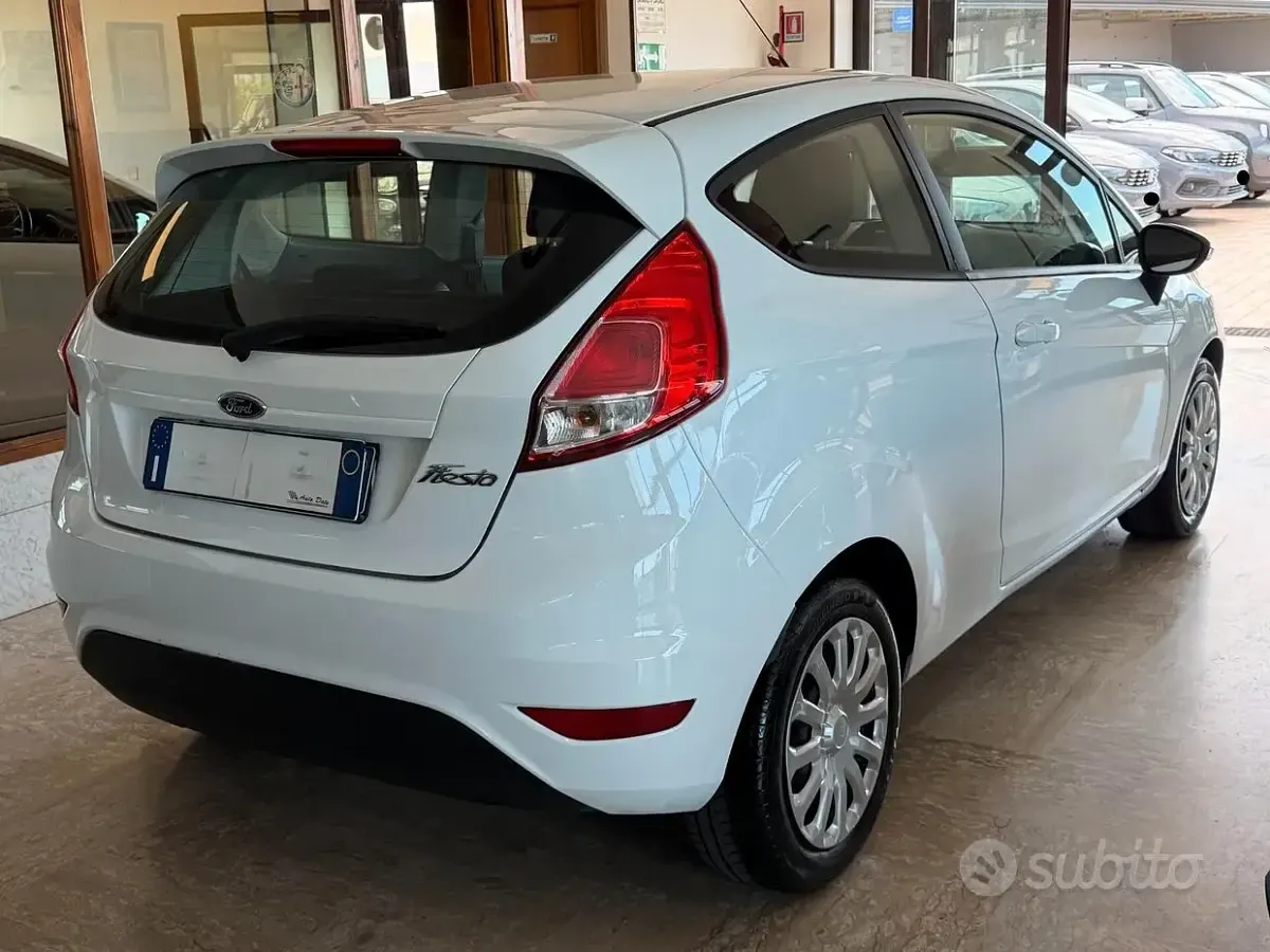 Usata Ford Fiesta 75 CV (55 kW) 2017 Bianco Utilitaria
