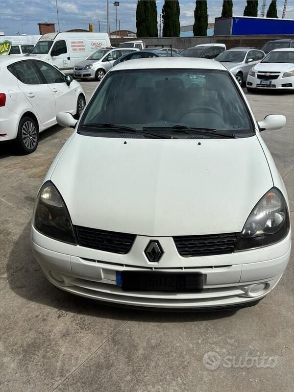 Usata 2003 Renault Clio II Expression Tre volumi | 1200 € (Buon prezzo) - Immagine 1/4