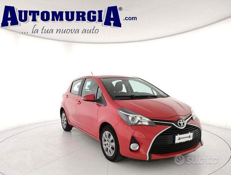 Usata Toyota Yaris Active 69 CV (50 kW) 2015 Rosso Utilitaria