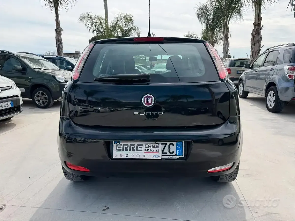 Usado Fiat Punto 77 CV (56 kW) 2014 Negro Utilitario