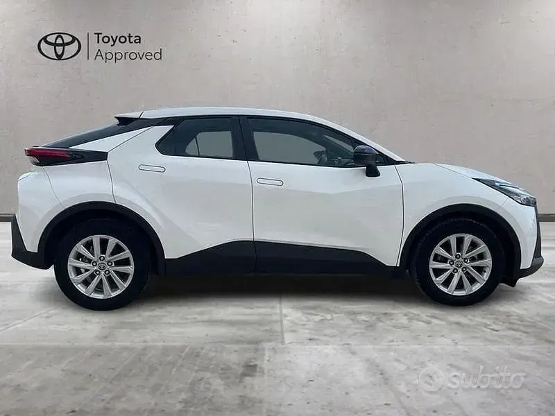 Usata Toyota C-HR Active 140 CV (102 kW) 2024 Bianco SUV