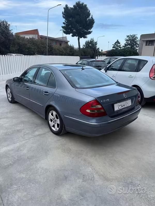 Usata Mercedes E220 Avantgarde 149 CV (109 kW) 2003 Blu Berlina