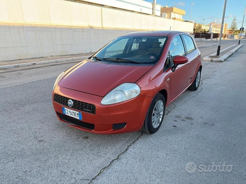 Rosso Usata 2005 Fiat Grande Punto Due volumi | 2000 € (Ottimo prezzo) - Immagine 1/4