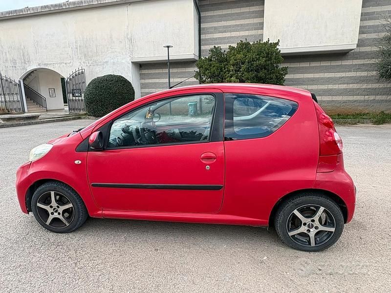 Usata Peugeot 107 68 CV (50 kW) 2009 Rosso Utilitaria
