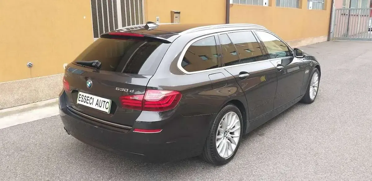 Usata BMW 530 Luxury Line 249 CV (183 kW) 2017 Nero brown metallic Station wagon