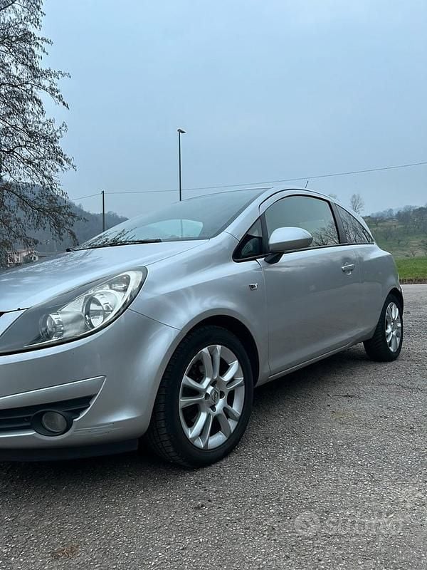 Usata Opel Corsa Sport 75 CV (55 kW) 2009 Grigio Utilitaria