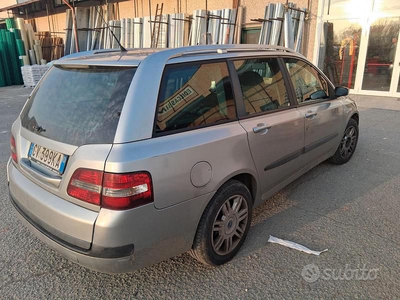 Usata Fiat Stilo 101 CV (74 kW) 2005 Grigio Berlina