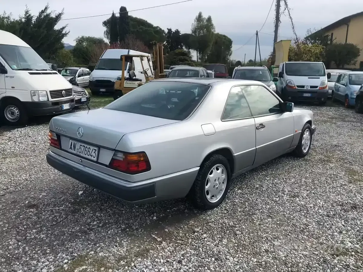Usata Mercedes 200 122 CV (89 kW) 1992 Grigio Berlina