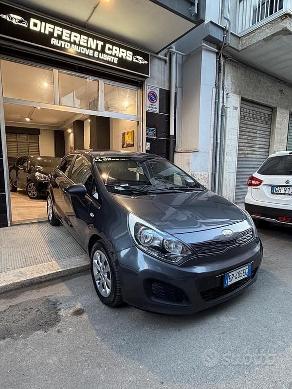 Usata Kia Rio 75 CV (55 kW) 2013 Grigio Berlina