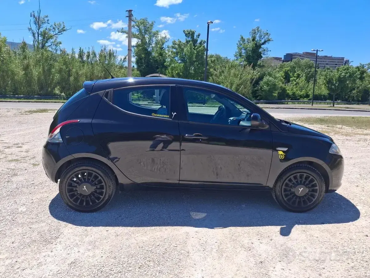 Usata Lancia Ypsilon 69 CV (50 kW) 2015 Nero Utilitaria
