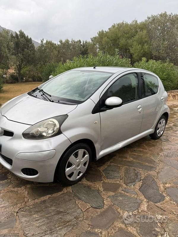 Gebraucht Toyota Aygo 68 PS (50 kW) 2010 Grau Kleinwagen