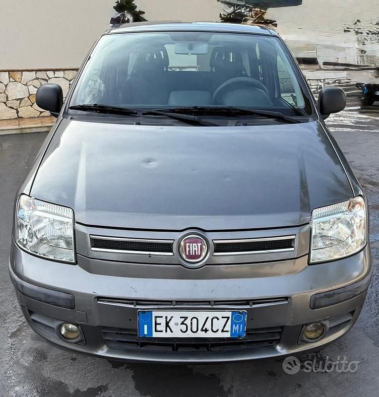 Grigio Usata 2011 Fiat Panda Emotion Tre volumi | 4250 € (Buon prezzo) - Immagine 1/4