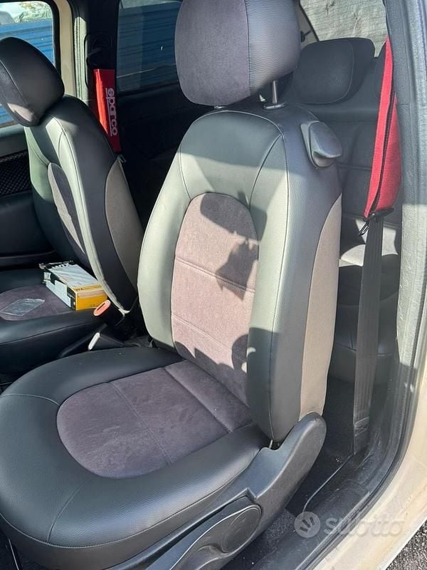 Usata Lancia Ypsilon 70 CV (51 kW) 2004 Bianco Utilitaria
