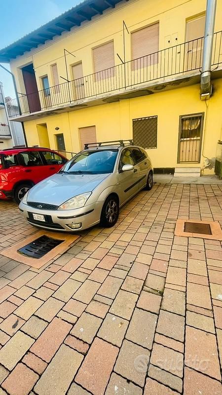 Usata Ford Focus 115 CV (84 kW) 2003 Grigio Utilitaria