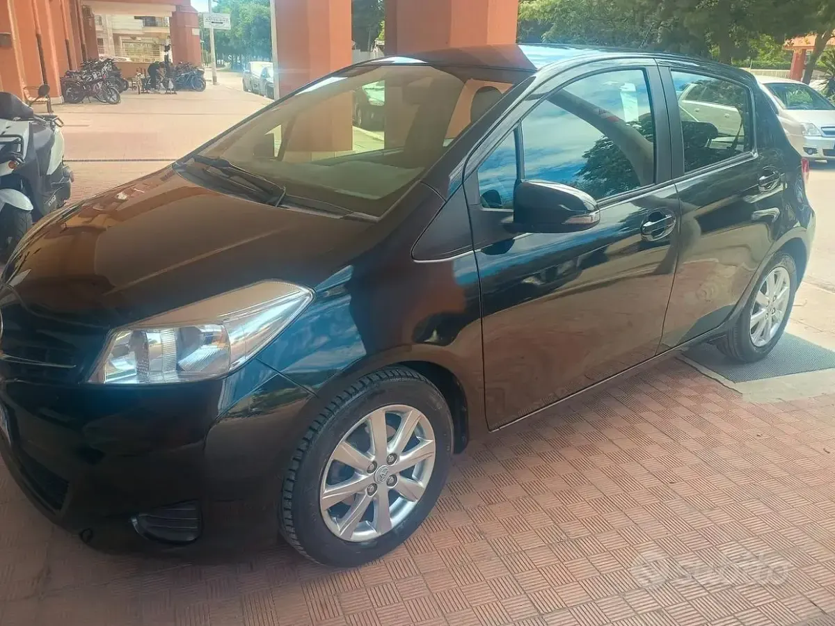 Usata Toyota Yaris Lounge 90 CV (66 kW) 2012 Nero Utilitaria