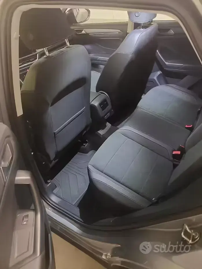 Usata VW T-Roc 150 CV (110 kW) 2023 Grigio SUV