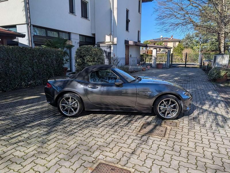 Usata Mazda MX5 Exclusive-Line 184 CV (135 kW) 2023 Machine grey metallic Cabrio