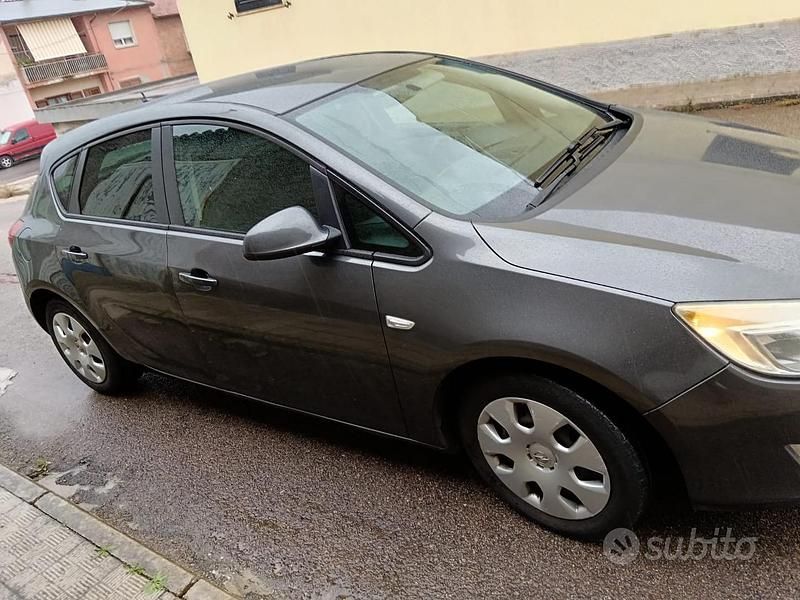 Grigio Usata 2012 Opel Astra Tre volumi | 4000 € - Immagine 1/4