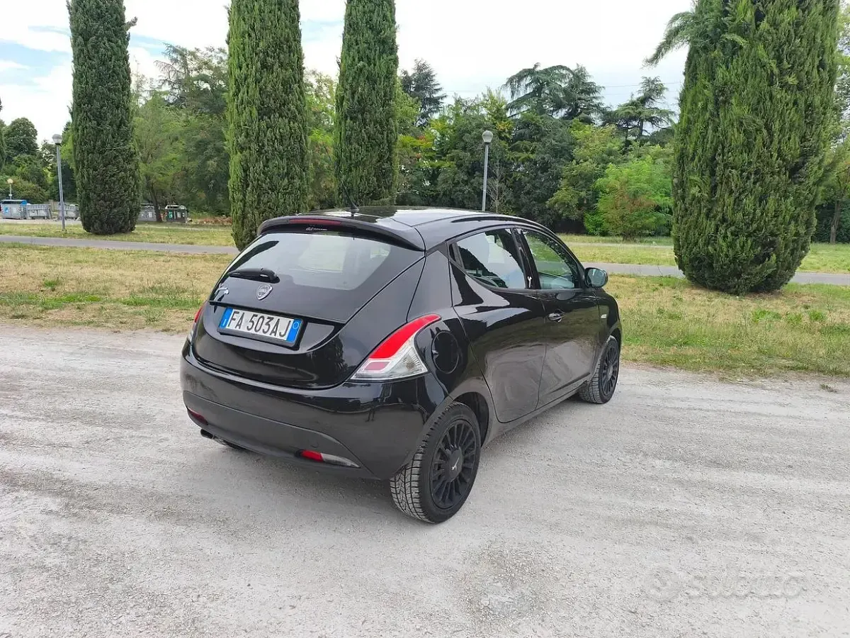 Usata Lancia Ypsilon Gold 69 CV (50 kW) 2015 Nero Utilitaria