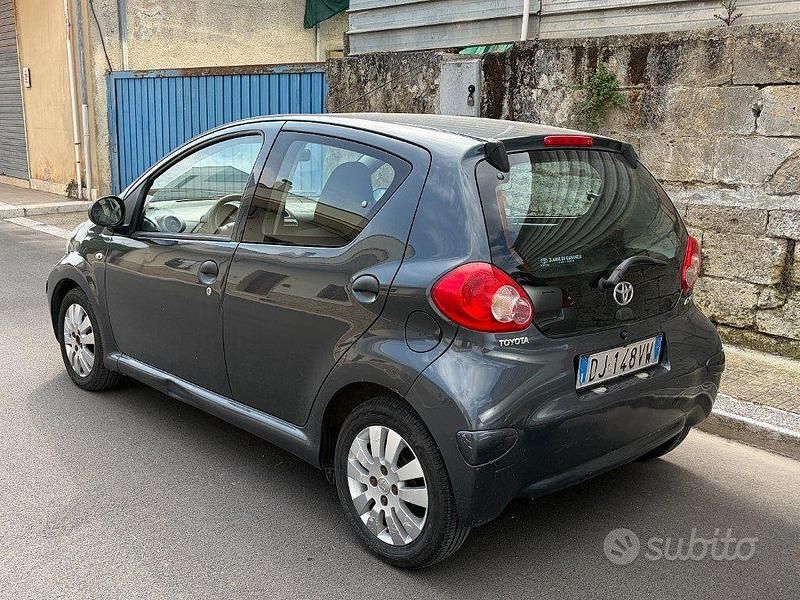 Usata Toyota Aygo 68 CV (50 kW) 2007 Grigio Utilitaria