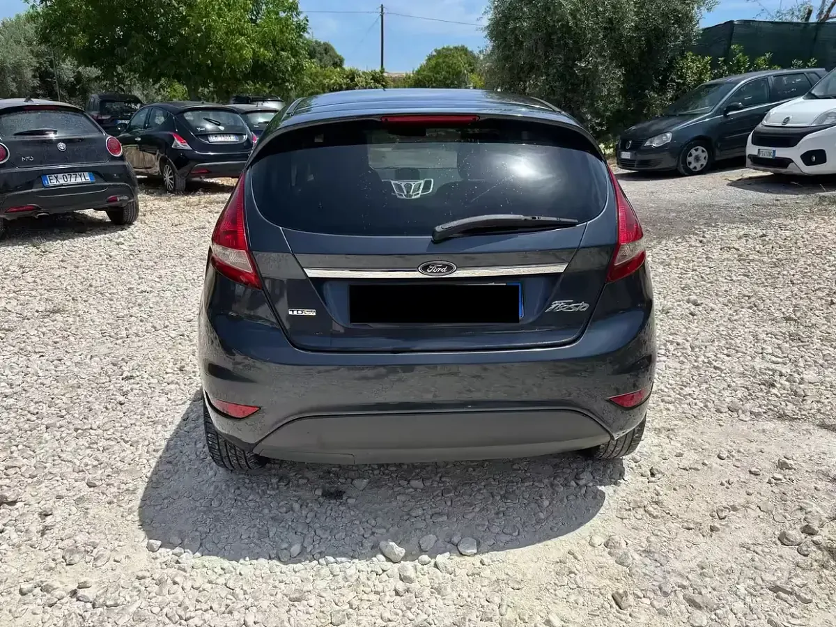Usata Ford Fiesta 68 CV (50 kW) 2010 Grigio Berlina
